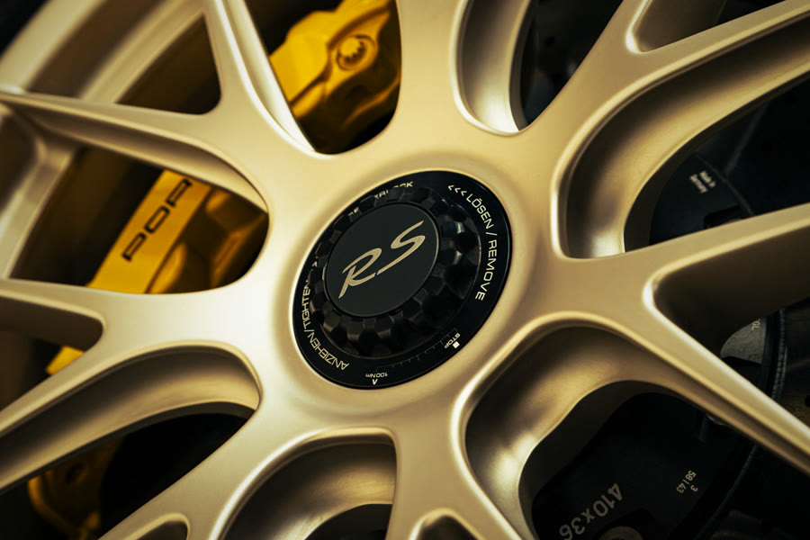 Rin dorado con caliper Porsche
