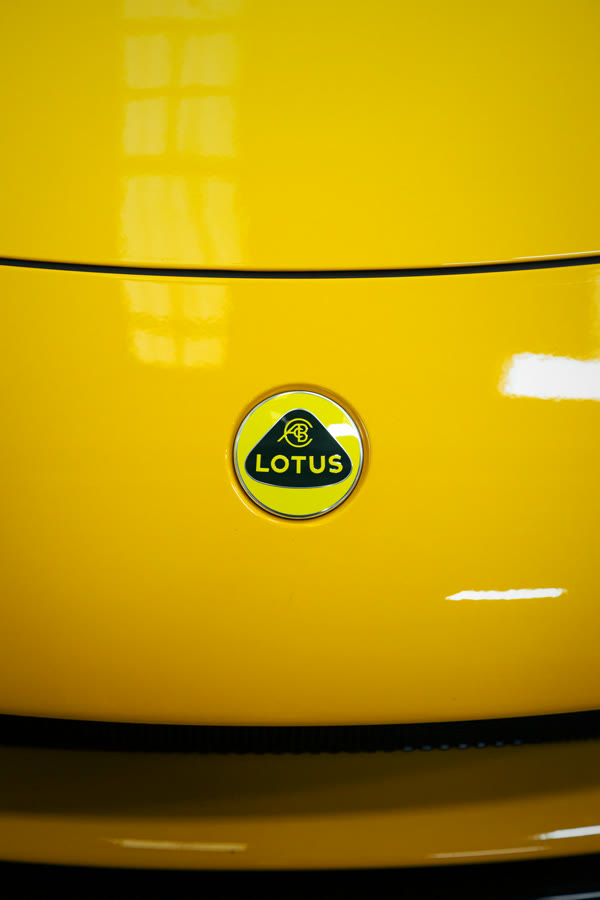 Frente del Lotus Emira con el emblema