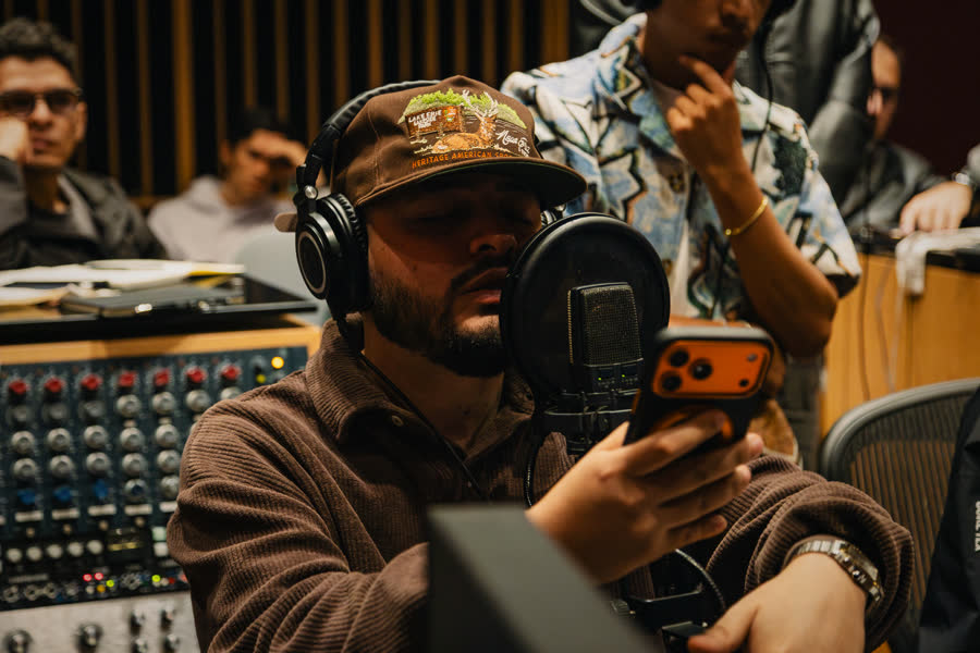 Ingeniero con audífonos en la consola del estudio