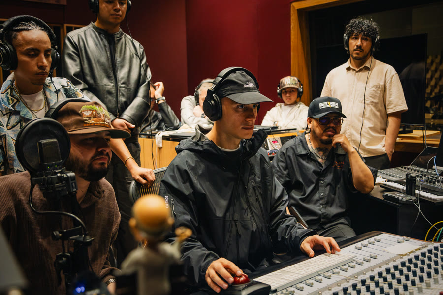 Grupo de artistas alrededor de la consola de Sonic Summit