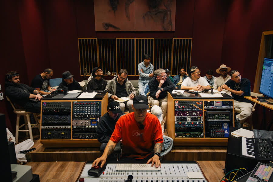 Productor en la consola de Sonic Summit con artistas detrás