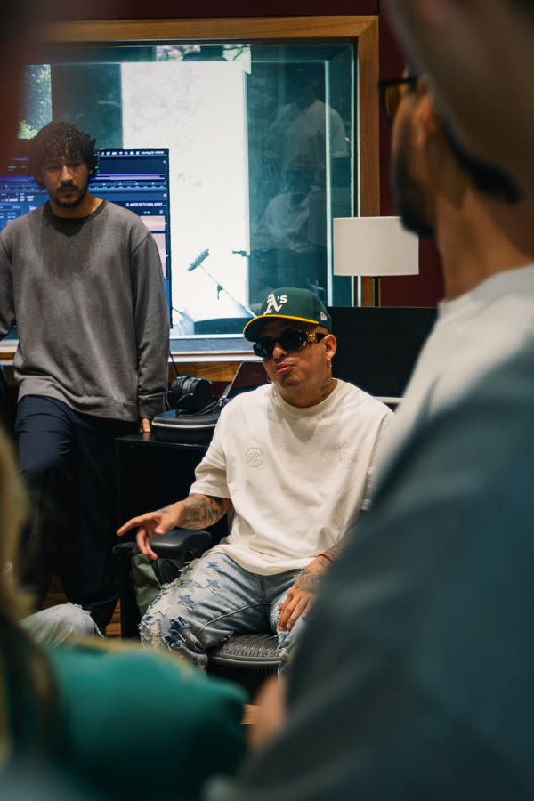 Dos artistas conversando en el estudio
