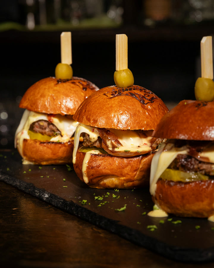 Tres mini hamburguesas en una tabla