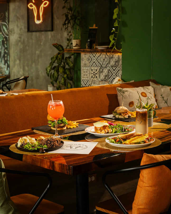 Mesa servida en un restaurante con luz cálida