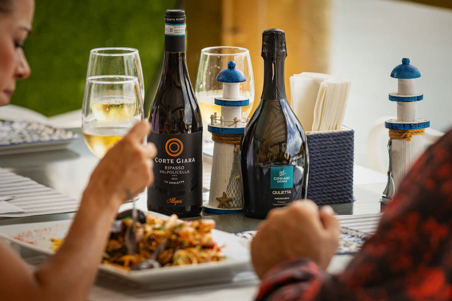 Copas y botellas de vino sobre la mesa